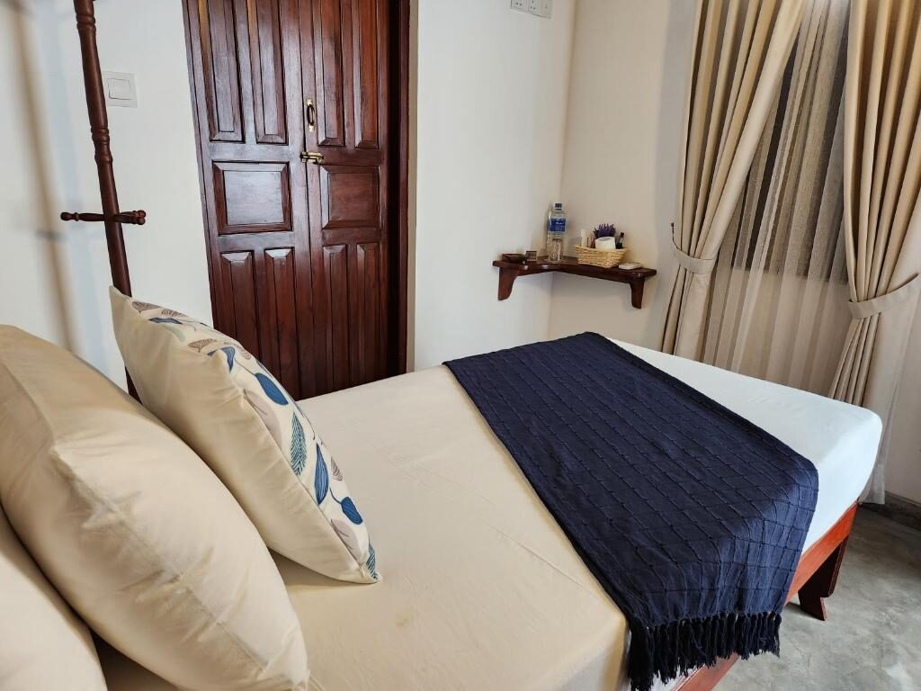 Heritage Double — bed with handloom throw